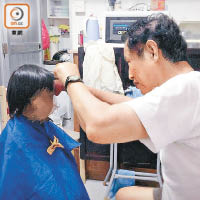 上海理髮師傅王永寬十九歲由上海來港，常在家幫孫兒剪髮。（受訪者提供）
