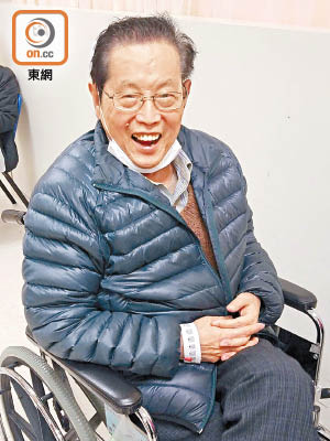 王永寬留醫聯合醫院時以為只患小病，仍精神爽利滿臉笑容，豈料竟是噩夢開始。（受訪者提供）