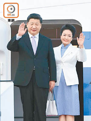 習近平與夫人彭麗媛今日中午抵達香港，展開三日訪港行程。（資料圖片）