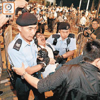 警方昨晚將包括黃之鋒在內的示威者逐一抬走。