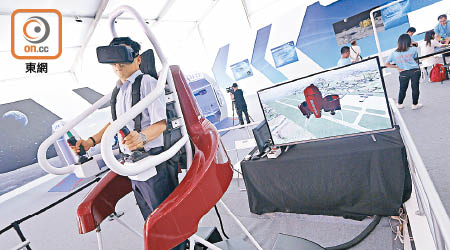 展館內有電子互動遊戲，讓參觀者親身了解國家的航天科技發展。（黃知樂攝）