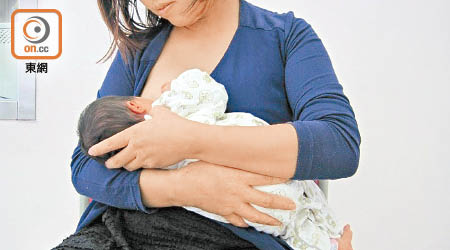 餵母乳的婦女患心臟病及中風的風險較低。（資料圖片）