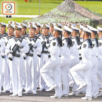 海軍步操時整齊一致，全賴平日的刻苦訓練。