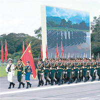 駐港部隊三軍儀仗隊在閱兵式中展示軍威。（互聯網圖片）