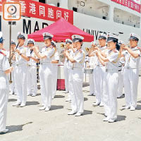 「育鯤」輪訪港，大連海事大學儀仗隊表演助慶。