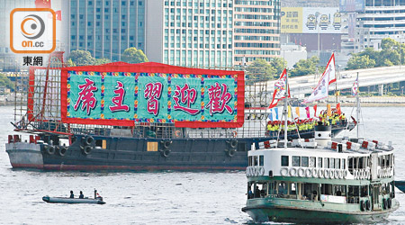 巡遊的一大特色是於多艘漁船上搭建花牌，有船上的紅色花牌更達十米高。