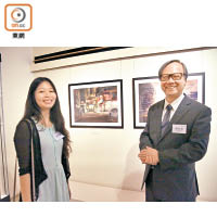 一新美術館總監楊春堂（右）讚謝樂柔（左）以半抽象手法畫下黃昏香港嘅美態。