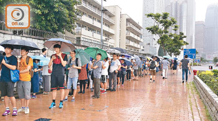 市民冒雨排隊領取參觀軍營門券。（黃凱翎攝）