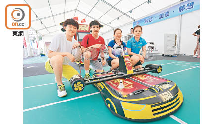 李澤偉（左一）、楊芯宜（右一）<br>四名香港青少年羽毛球代表隊成員昨與羽毛球機械人進行「人機對決」，大獲全勝。（洪業銘攝）