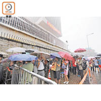 大批市民昨在中環軍營門外冒雨輪候遼寧號的參觀券。