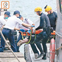 蛙人將遇溺亡的九巴車長遺體送上岸。（梁國雄攝）