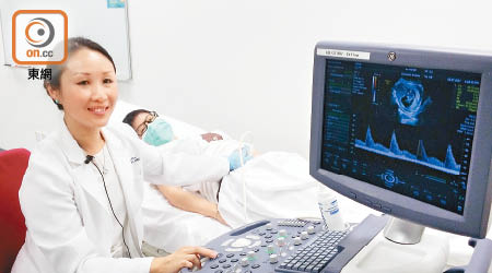 潘昭頤（左）指出，超聲波可助篩查出妊娠毒血症的高危孕婦。（關琛詩攝）