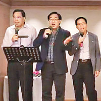 （左起）梁君彥、盧偉國、陳健波等合唱《輪流轉》。（互聯網圖片）