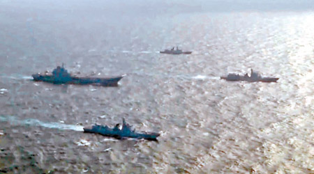 片段中出現遼寧號航母編隊四艦齊過台海畫面。（電視畫面）