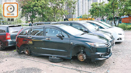 其中一輛被偷四個車胎的私家車。（黃永健攝）