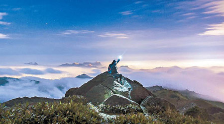 李嘉蔚得獎作品「這夜，照亮了一個夢」，展現香港大帽山觀看雲海的美景。（大自然保護協會圖片）