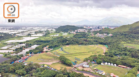 泥頭山變身高球練習場。（資料圖片）