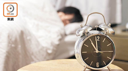 研究發現，規律的睡眠習慣有助提升學業表現。（資料圖片）
