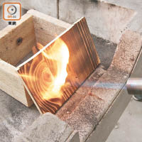 利用燒杉板技術燒木，能達致天然防潮、防霉及防蟲效果。