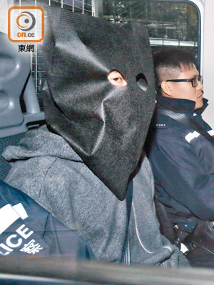被告Bui Van Cuong（蒙頭者）涉嫌刺斃鄭嘉沛。（資料圖片）