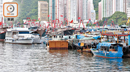 香港仔避風塘有不少遊艇及漁船毗鄰靠泊。
