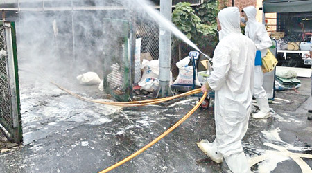 防疫人員到涉事家禽場進行消毒工作。（互聯網圖片）