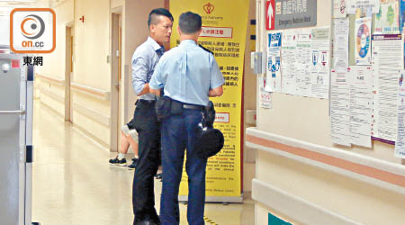 警員在明愛醫院病人上吊現場調查。（趙瑞麟攝）