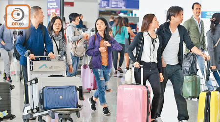 中大香港生活質素指數調查顯示，港人的外遊指數創10年新高。（資料圖片）