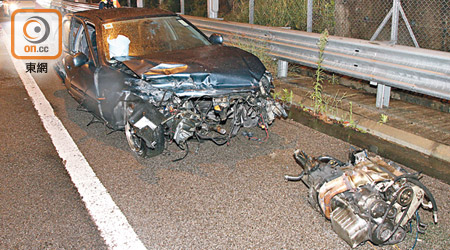 肇事私家車引擎飛甩。（楊日權攝）