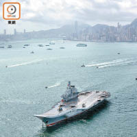 遼寧號編隊昨晨徐徐由香港以南水域駛進本港。
