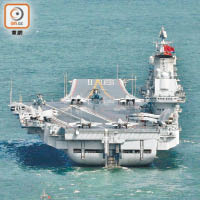 聲勢浩大<br>遼寧號甲板上展示多架艦載機，包括殲15戰鬥機。（陳章存攝）