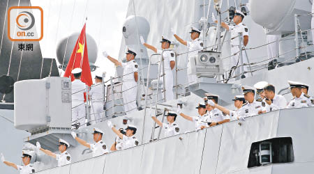 船艦泊岸時，艦隊人員向市民揮手。（何駿軒攝）