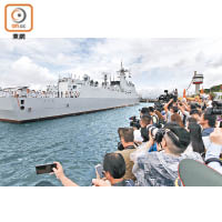 大批傳媒拍攝三艘屬艦駛入昂船洲基地。
