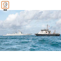 水警輪在遼寧號編隊進港時執行航道管理工作。