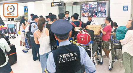 香港快運有航班延誤廿二小時，一度需要日本當地警方調停。（讀者提供）