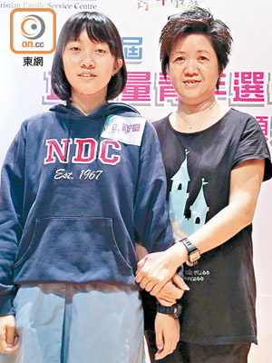 聽障女生陳紀尤（左）在母親（右）支持下，參加不少泳賽，更將代表香港出戰聽障奧林匹克運動會。（林希孺攝）