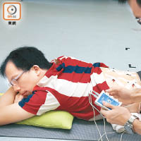 物理治療師會使用透皮神經電擊，以黏在皮膚上的電極發出電擊減輕患者痛楚。