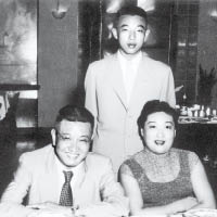 董浩雲（左）成立東方海外，董建華（後）於八十年代接掌家業，圖右為董浩雲太太。（黑白圖片）
