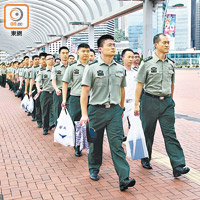 駐港部隊參觀<br>駐港部隊參觀完遼寧號，均拿着有T恤及帽子等紀念品的膠袋。