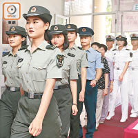 六十名官兵昨午到九龍塘的護理院探訪共三百六十名長者。
