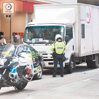 中環<br>有貨車司機違泊上落貨，被警員請食「牛肉乾」。