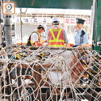 連接出事地下管道的井口以繩網封閉。（曾紹良攝）