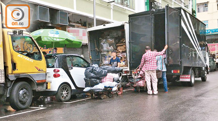 鱟地坊有回收商以貨車作為流動回收點，霸佔馬路經營。