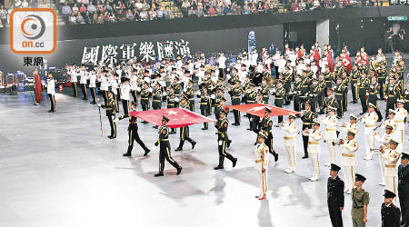 「國際軍樂匯演」昨晚舉行，中國人民解放軍聯同多支外國軍樂團一同參與演出。（陳章存攝）