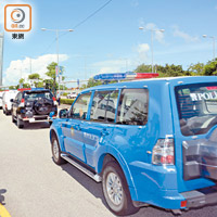 在車隊開路下，何超明由囚車押抵法院。