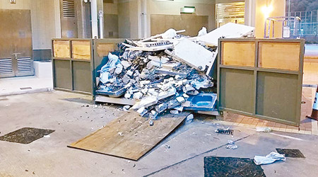多個居屋地下的垃圾收集處，堆積許多被人拆去的鋅盆。（互聯網圖片）