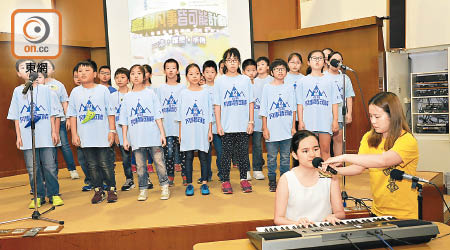 蕭凱恩（彈琴者）與小朋友音樂匯演，透過琴音與歌聲發放正能量。