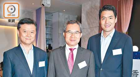 理事謝寶達（左起）、副主席吳清煥同理事陳家偉討論品牌嘅重要性。