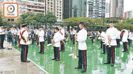 各制服團體身穿整齊制服，由維園巡遊至灣仔修頓球場。（何青霞攝）