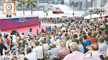 「國際軍樂匯演」戶外嘉年華吸引大批市民參與。（黃偉邦攝）